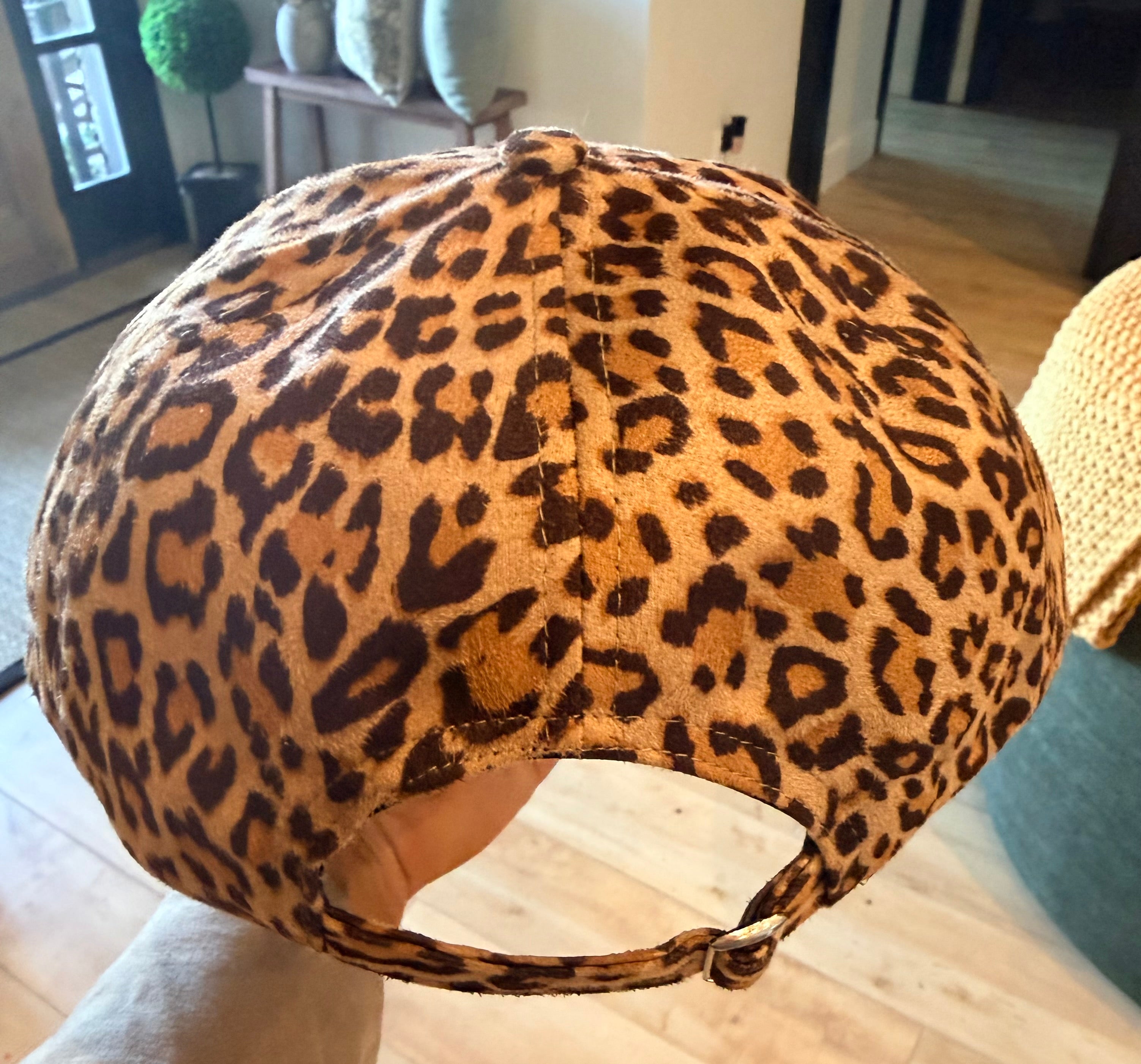 WHITE EMBROIDERIED BOW- LEOPARD SUEDE HAT